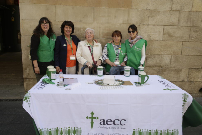 Voluntarios de la AECC de Lleida el año pasado en una campaña.