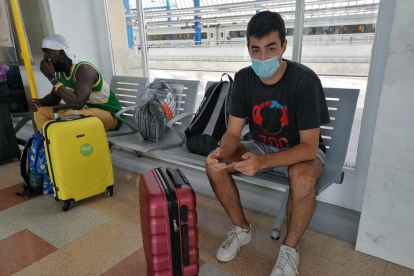 Viajeros ayer en la estación de Lleida-Pirineus.