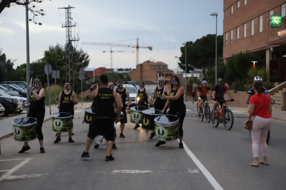 Una batucada y un baile de cabezudos iniciaron ayer la agenda festiva del barrio del Secà de Lleida.