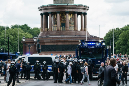 Policías ayer en Berlín en las manifestaciones contra las restricciones de la pandemia. 