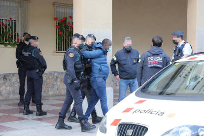Trasllat d’un dels detinguts a la sortida de l’escorcoll en un pis del carrer Bonaire de la ciutat de Lleida.
