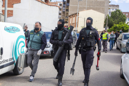 Traslado de uno de los detenidos a la salida del registro en un piso de la calle Bonaire de la ciudad de Lleida.