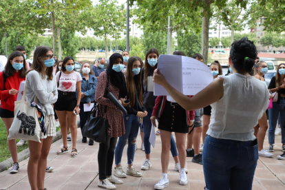 Alumnos recibiendo instrucciones antes de enfrentarse a las pruebas en el campus de Cappont.