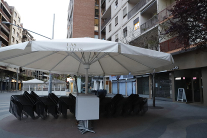 Una terraza sin montar en la plaza Ricard Viñes de Lleida.