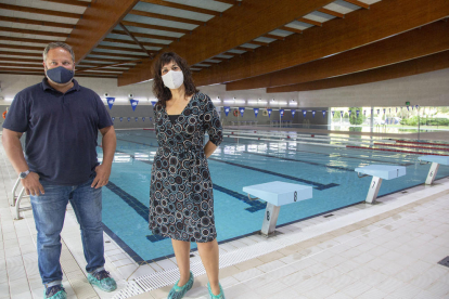 La alcaldesa, Alba Pijuan, y el concejal de Deportes, Silveri Caro, ayer en la reapertura de la piscina.