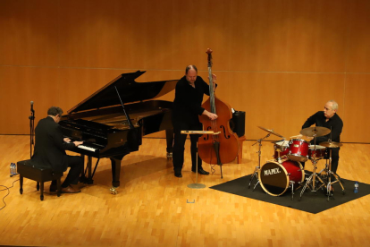 Bruce Barth va tocar ahir acompanyat de Mark Hodgson al contrabaix i Stephen Keogh a la bateria.