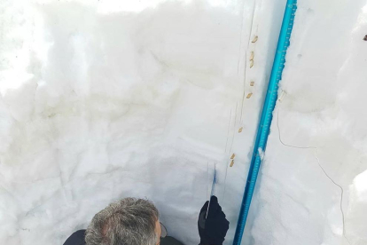 Un agente recoge datos sobre la estructura de la nieve ayer.