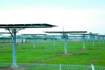 Paneles fotovoltaicos móviles instalados en Juneda a mediados de la década pasada.