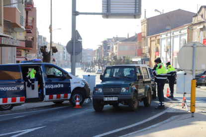 Un control dels Mossos a Alfarràs pel confinament municipal el passat 22 de novembre.