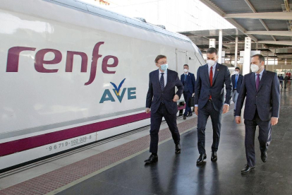 Puig, Sánchez y Ábalos, ayer, durante la inauguración de un tramo del AVE entre Madrid y Murcia.