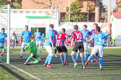 Vice corta una acción atacante del Tàrrega, ayer en el derbi disputado en Gardeny.