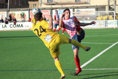 El jugador local Jordana disputa el balón con un rival en una acción del partido.
