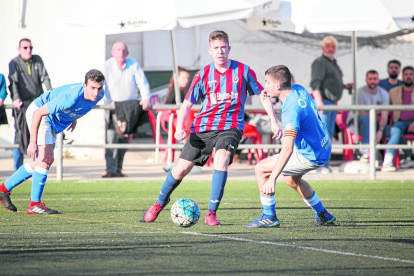 Vice corta una acción atacante del Tàrrega, ayer en el derbi disputado en Gardeny.