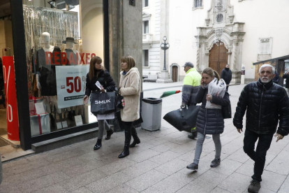 Clientes comprando ayer en el Unipreus, día festivo de apertura comercial.