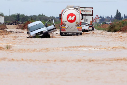 La riada provocada por el fuerte temporal arrastró muchos vehículos hasta el mar en la localidad tarraconense de Alcanar.