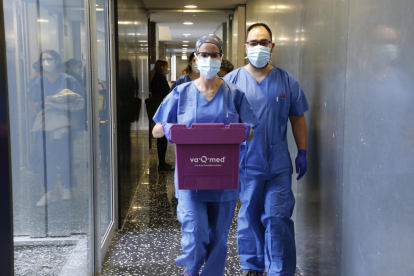 Imágenes del proceso para trasladar las vacunas desde el centro de almacenamiento a la residencia Balàfia 2 de Lleida ciudad. 