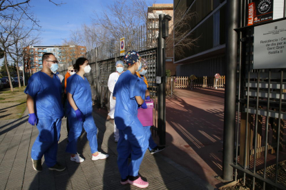 Imatges del procés per traslladar les vacunes des del centre d’emmagatzemament a la residència Balàfia 2 de Lleida ciutat.