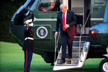 Donald Trump sortint de l’helicòpter presidencial.