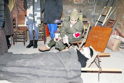 El grup de recreació històrica Exèrcit de l’Ebre va fer una demostració d’una intervenció quirúrgica de l’època.