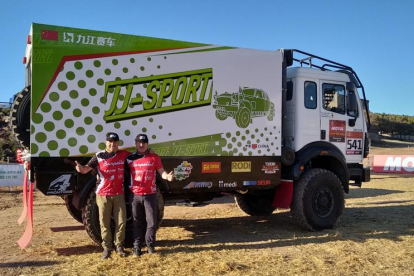 Jordi Esteve y Enric Martí, con su camión para el Rally Dakar