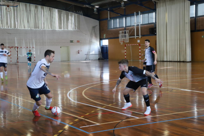 Una acción del partido de ayer entre el Lamsauto Futsal Lleida y el Barceloneta.