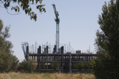 Un edifici en construcció a la ciutat de Lleida, en una imatge d’arxiu.