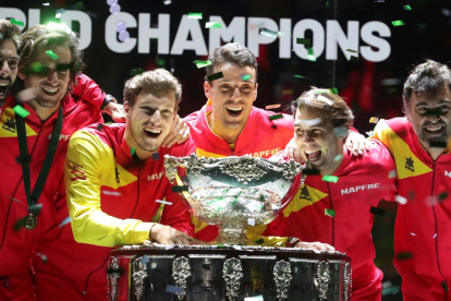 Els jugadors de l’equip espanyol després de rebre el trofeu, conegut com l’enciamera, que els acredita com a guanyadors de la Copa Davis.