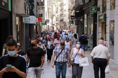Poca gente sin mascarilla en el Eje Comercial de Lleida a pesar de que la mayoría celebran la nueva normativa