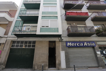 El incendio tuvo lugar la madrugada de ayer en el número 46 de la calle Sant Lluís, en Balaguer. 