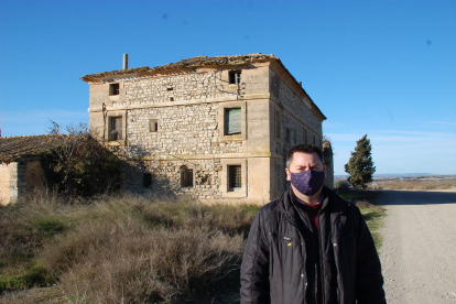 El alcalde, Jordi Janés, en la casa de Macià en Vallmanya.