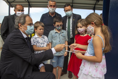 El president de la Generalitat, amb nens de Montgai al nou pavelló després de firmar-los un autògraf.