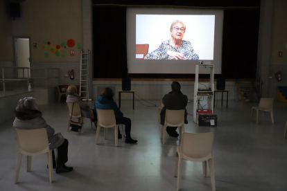 La projecció del vídeo sobre les fosses comunes de la Guerra trobades a la població.