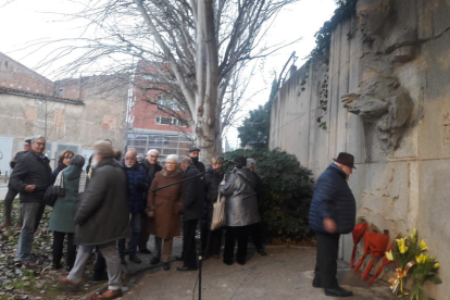 Casi medio centenar de personas asistieron ayer por la tarde al acto junto a la escultura del poeta.