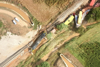 Imagen aérea del tren que descarriló la noche del miércoles al jueves en Puigverd de Lleida.