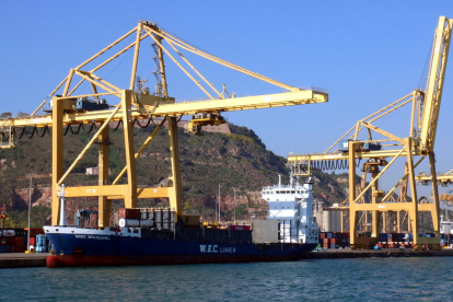 Un barco de carga en el puerto de Barcelona, uno de los líderes del Estado.