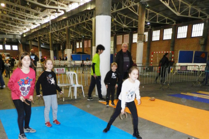 Niñas jugando al juego de la herradura en el espacio de La Manreana.