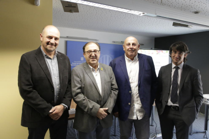 Carmel Mòdol amb els responsables d’Afrucat Francesc Torres, Francesc Palau i Manel Simon.