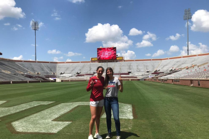 Aran, a la izquierda, durante su visita a la universidad de California State, en Fullerton, y Ares, a la derecha, en el campo de fútbol americano de la universidad de Oklahoma. 