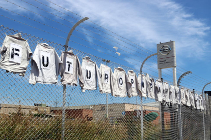 Imagen de una pancarta hecha con camisetas pidiendo futuro por la planta de Nissan en la Zona Franca.