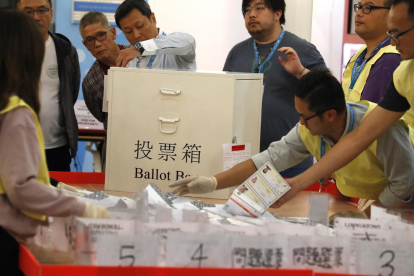 Un col·legi electoral de Hong Kong en ple recompte de paperetes ahir a la tarda.