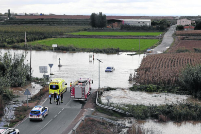 El vehicle que es va quedar atrapat ahir a la carretera de Vilanova de la Barca.