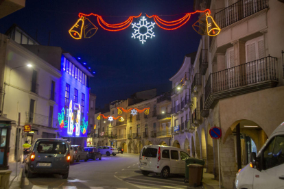 Una calle decorada con luces navideñas y vacía en Bellpuig.