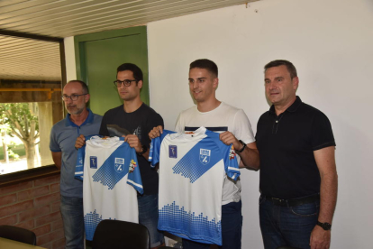 Albert Folguera, Oriol Vives, Marc Palazón y Enric Duch, ayer durante la presentación de los dos nuevos jugadores del Lleida Llista.