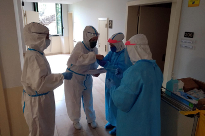 Voluntaris de l’ONG Open Arms realitzen proves de detecció del coronavirus en un residència de Girona.