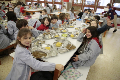 Alumnos de la Escola Alba con sus bandejas y la comida.