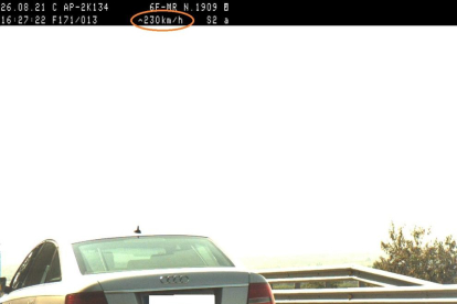 La imagen capturada por el radar de velocidad con el vehículo infractor.