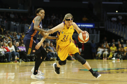 Sydney Wiese, durante un partido con su equipo en la WNBA, Los Angeles Sparks.