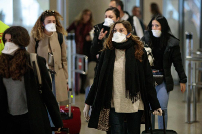Viatgers procedents d’Itàlia protegits amb màscares a l’arribada a l’aeroport de Manises.