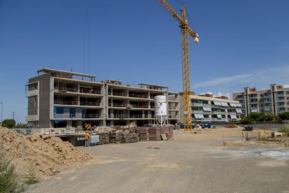 Obres per construir un nou bloc de pisos a Pardinyes, ahir.
