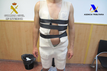 Detingut un passatger amb 6 kg de coca en una faixa